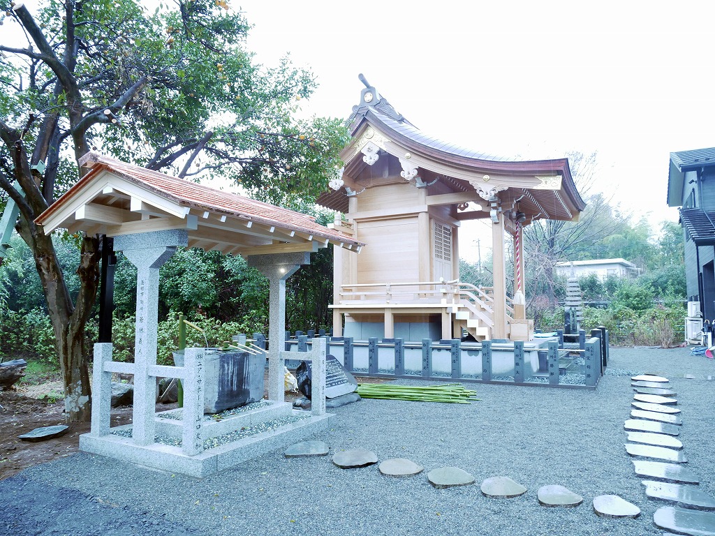 蓮田東照宮の拝殿と手水舎