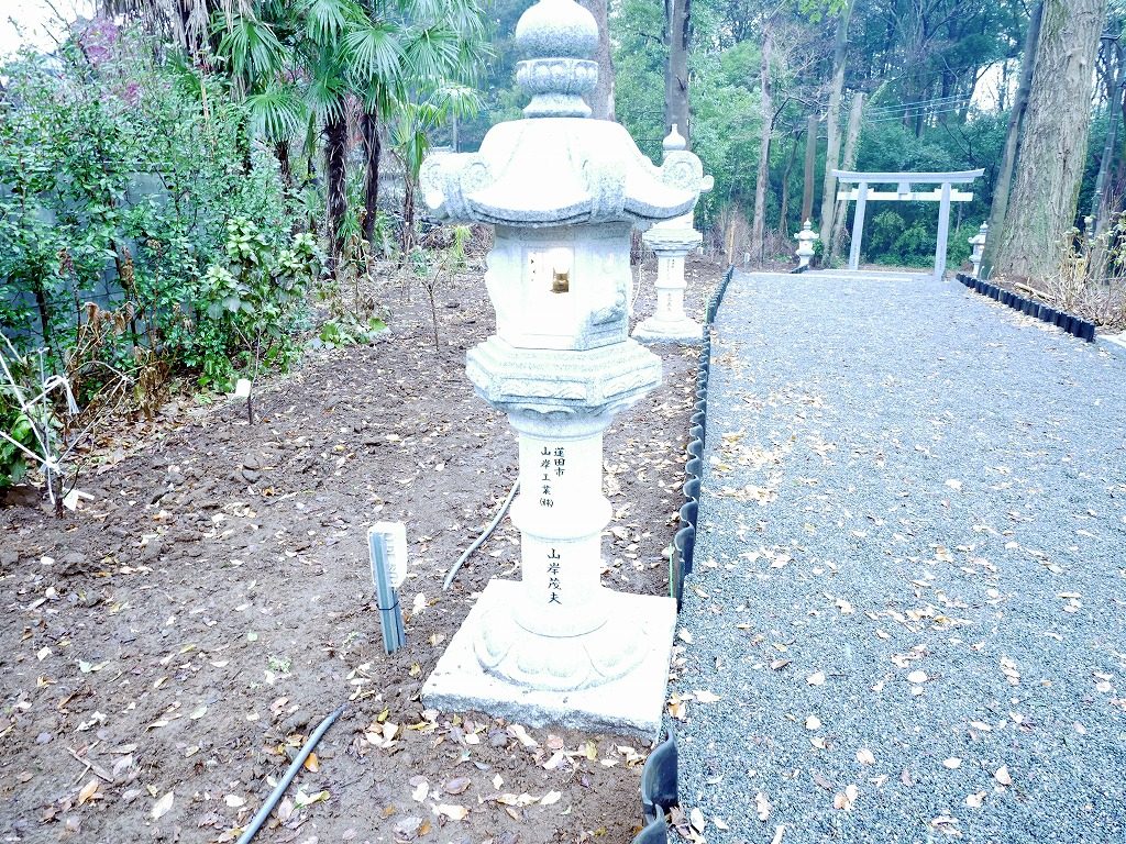 蓮田東照宮　参道の石灯篭
